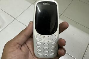 "CIGLA" IZ DETINJSTVA SE VRAĆA: Legendarna Nokia 3210 posle skoro tri decenije ulazi na velika vrata - otkrivena i cena!